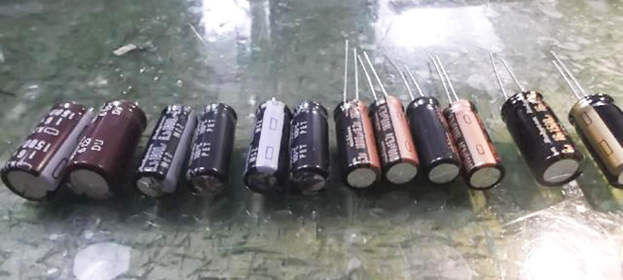 劣化コンデンサ（左）と日本製高性能コンデンサ（右）