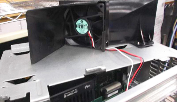 異音（ファンやHDDの劣化音）