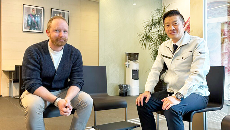 ベルギー大使館のフィリップ様（左）、株式会社日本ピーシーエキスパート コンサルタント 森田 起也（右）