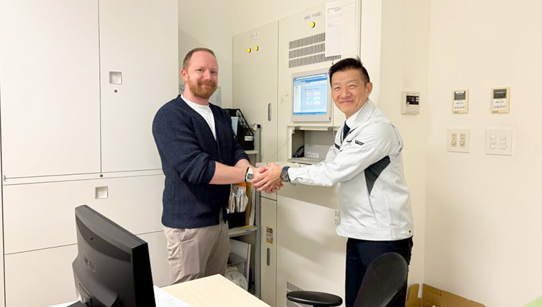 ベルギー大使館のフィリップ様（左）、株式会社日本ピーシーエキスパート コンサルタント 森田 起也（右）