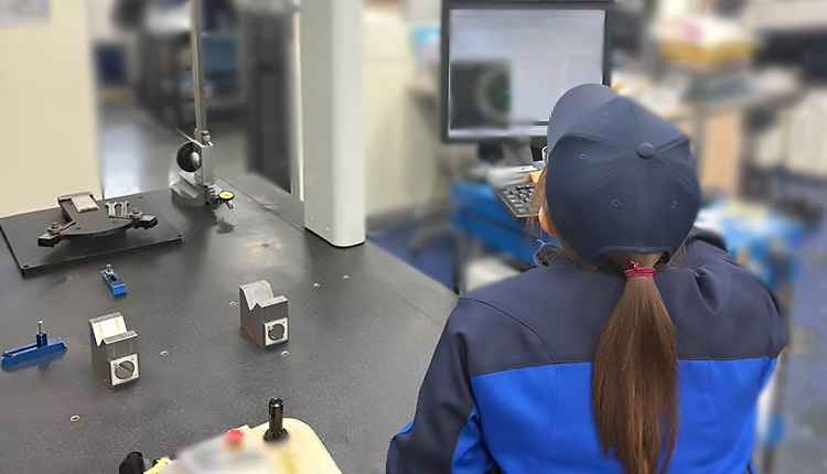 三次元測定器を操作する女性