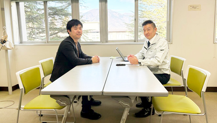 信州大学の嶋田五百里様（左）、株式会社日本ピーシーエキスパート コンサルタント 森田 起也（右）