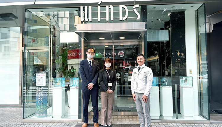 店舗前にて